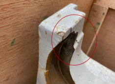 Breakage caused by incorrect use of a portable hydraulic press_2